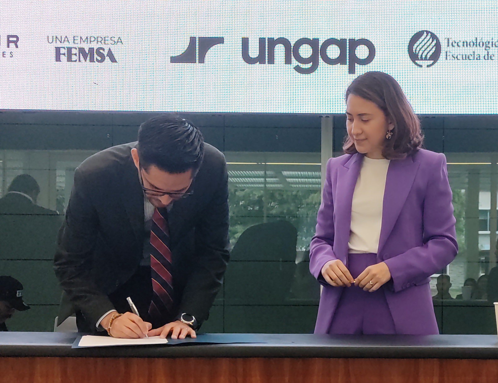 Felipe Pérez y Mirthala Ledezma firman acuerdo FAIR-ungap